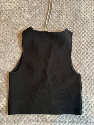 Top Bershka negro con cordones plateados