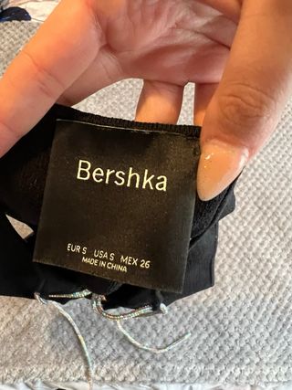 Top Bershka negro con cordones plateados