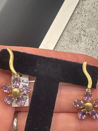 Pendientes largos oro mate amatista