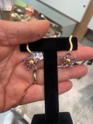 Pendientes largos oro mate amatista