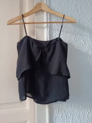 Top Bershka negro tirantes volantes talla S