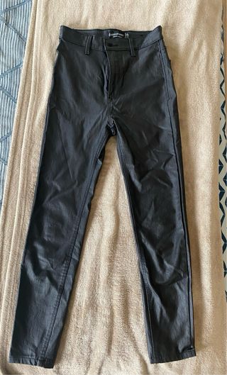 Pantalón efecto piel Stradivarius