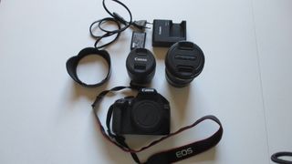 Canon 1300D con 2 objetivos y accesorios