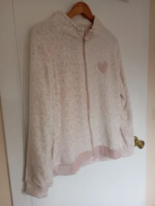 Chaqueta con estampado de leopardo y corazón