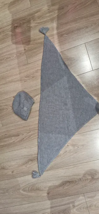 Gorro y bufanda gris tejido