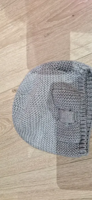 Gorro y bufanda gris tejido
