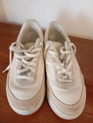 Zapatillas deportivas beige y blancas