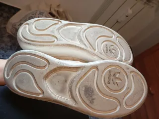 Zapatillas deportivas beige y blancas