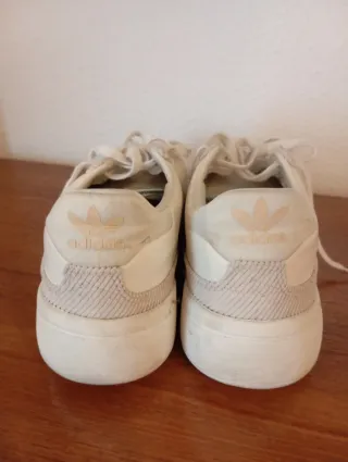 Zapatillas deportivas beige y blancas