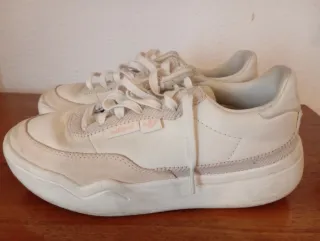 Zapatillas deportivas beige y blancas