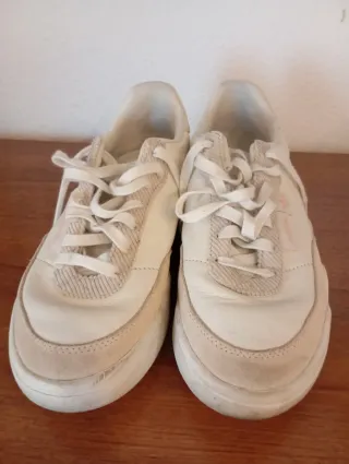 Zapatillas deportivas beige y blancas
