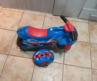 Moto Spiderman con casco a juego