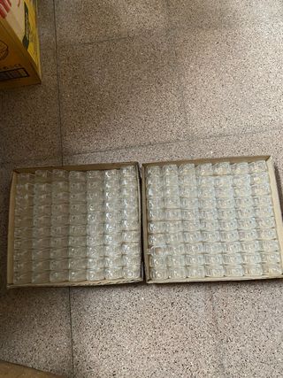 Frascos para colonia con tapas doradas y plateadas