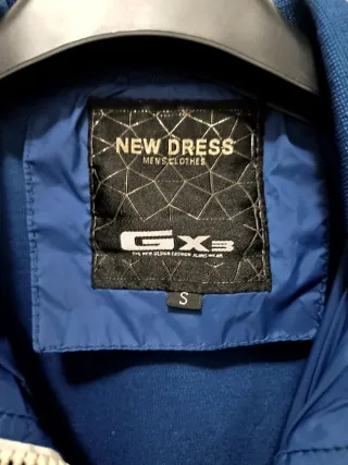 Chaqueta juvenil azul con detalles blancos