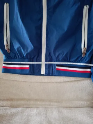 Chaqueta juvenil azul con detalles blancos