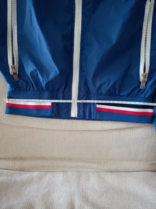 Chaqueta juvenil azul con detalles blancos
