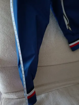Chaqueta juvenil azul con detalles blancos