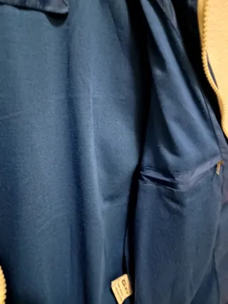 Chaqueta juvenil azul con detalles blancos