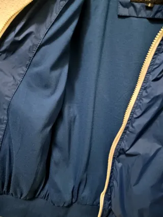 Chaqueta juvenil azul con detalles blancos