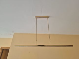 Elegante lámpara de techo dorada y cristal