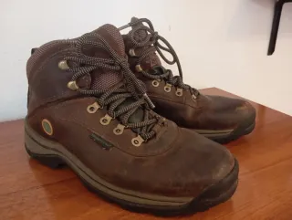 Botas de montaña marrones