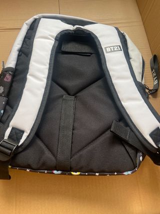 Mochila BT21 Negra con Estampado Multicolor