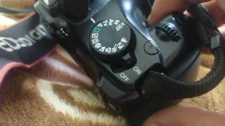 Cámara Canon EOS 1100D con objetivo 18-55mm