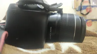 Cámara Canon EOS 1100D con objetivo 18-55mm