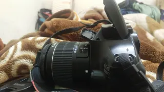 Cámara Canon EOS 1100D con objetivo 18-55mm