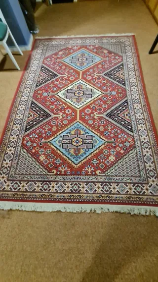 Alfombra diseño geométrico rojo y azul