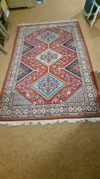 Alfombra diseño geométrico rojo y azul