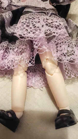 Muñeca articulada con vestido morado