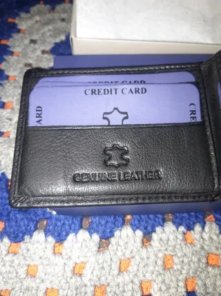 Cartera de piel negra