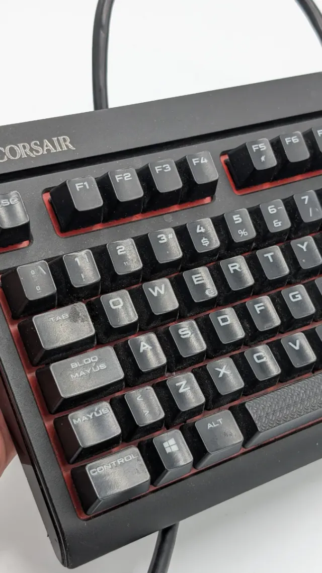 Teclado Mecánico Corsair Strafe RGB