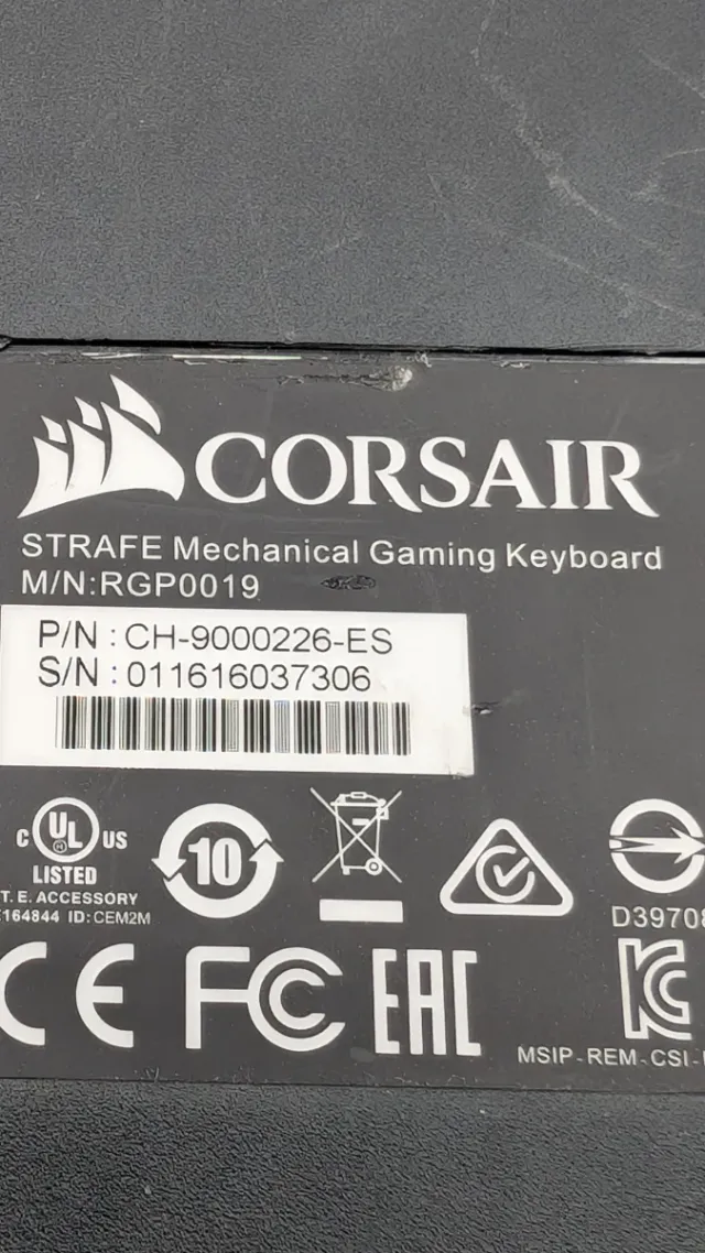 Teclado Mecánico Corsair Strafe RGB