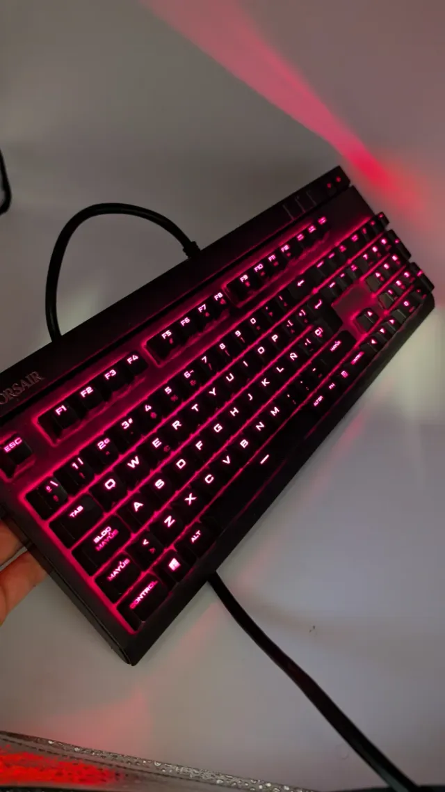 Teclado Mecánico Corsair Strafe RGB