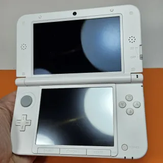 Nintendo 3DS XL Yoshi Special Edition