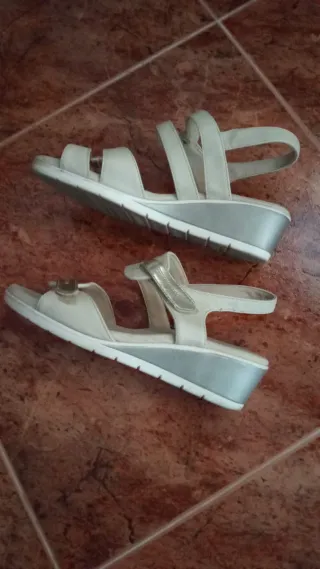 Sandalias blancas y plateadas