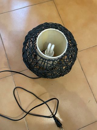 Lámpara de mesa esférica tejida