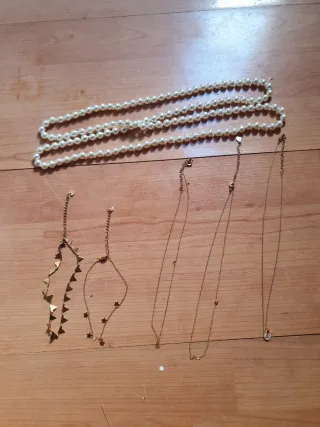 Collar de perlas y cadenas doradas