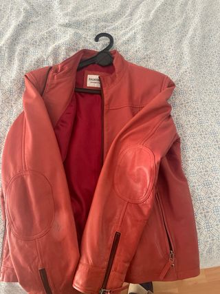 Chaqueta de cuero roja
