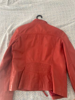 Chaqueta de cuero roja