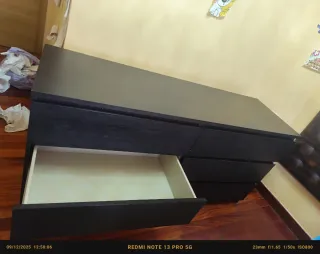 Cómoda negra  con tapa de cristal