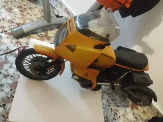 Moto de juguete amarilla negociable