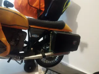 Moto de juguete amarilla negociable