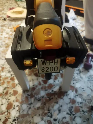 Moto de juguete amarilla negociable