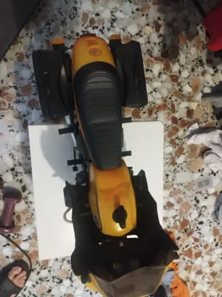 Moto de juguete amarilla negociable