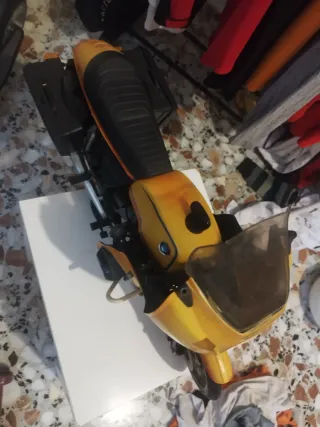 Moto de juguete amarilla negociable