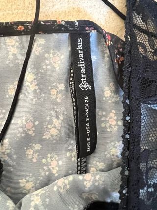 Blusa Stradivarius floral encaje Talla S