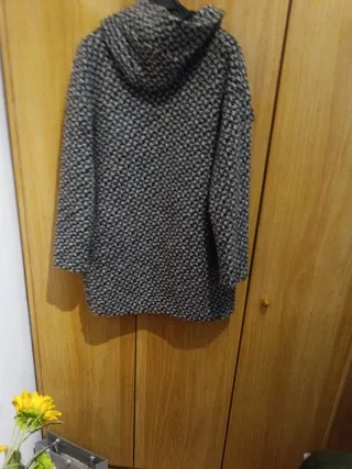 Abrigo jaspeado con capucha